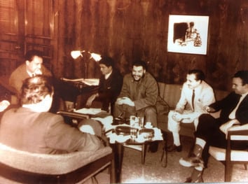 De traje blanco, a la derecha del Che, Lindolfo Leónidas Bertinat