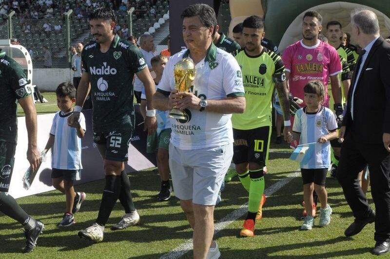 La semana pasada, Passarella fue homenajeado en la cancha de Sarmiento, donde jugó en 1973.