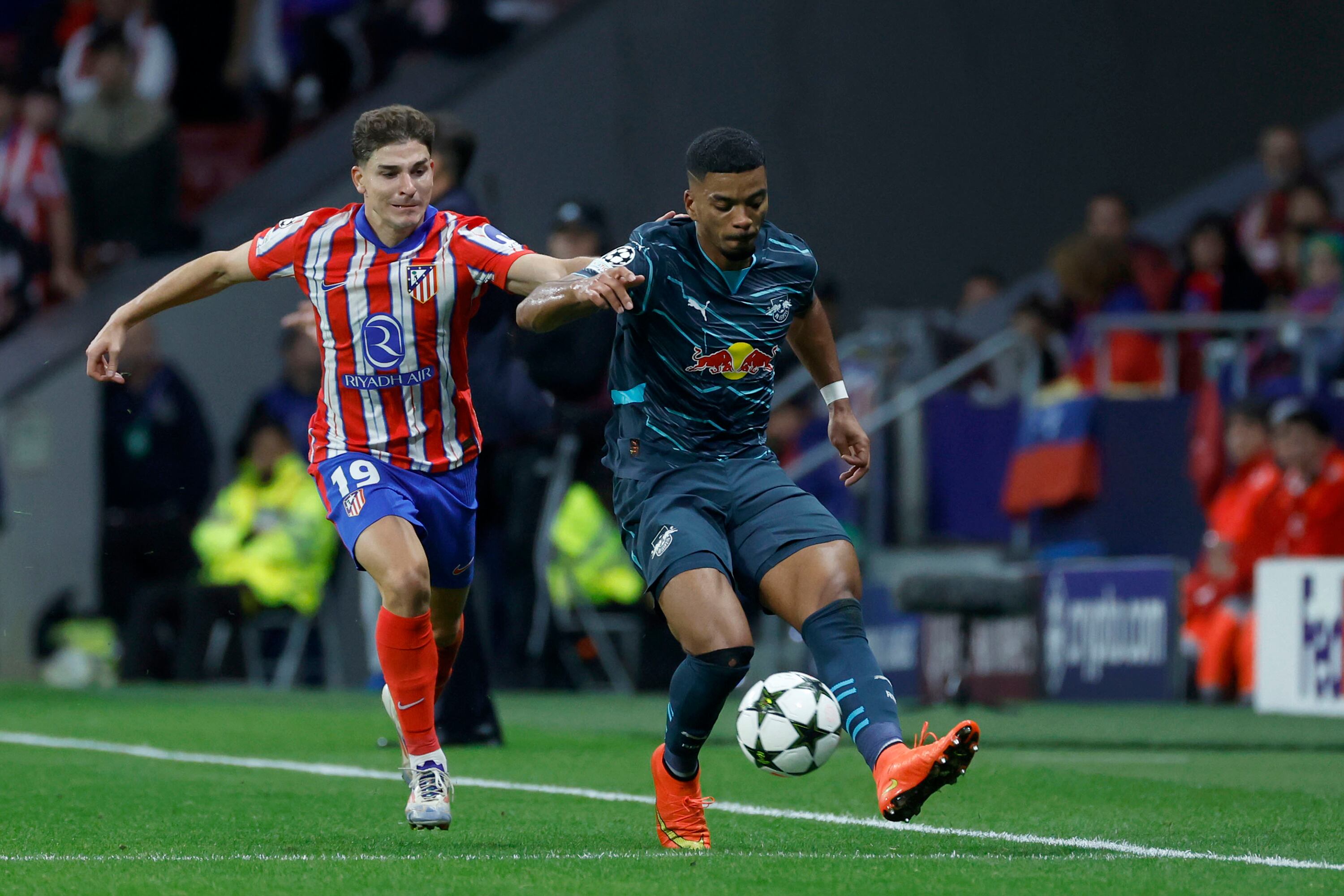 Julián persigue a un rival; luego se iría reemplazado