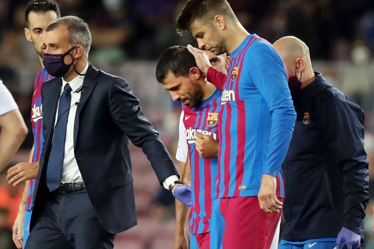 Agüero, escoltado por Piqué, el día de la arritmia en pleno partido