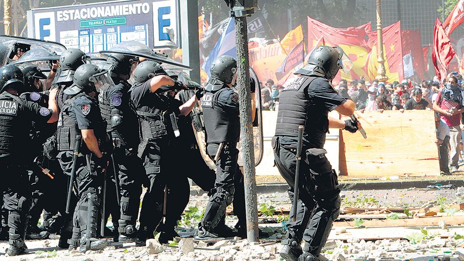 El juez Sergio Torres investiga la represión de las fuerzas de seguridad y las lesiones que sufrieron los uniformados el 18 de diciembre.