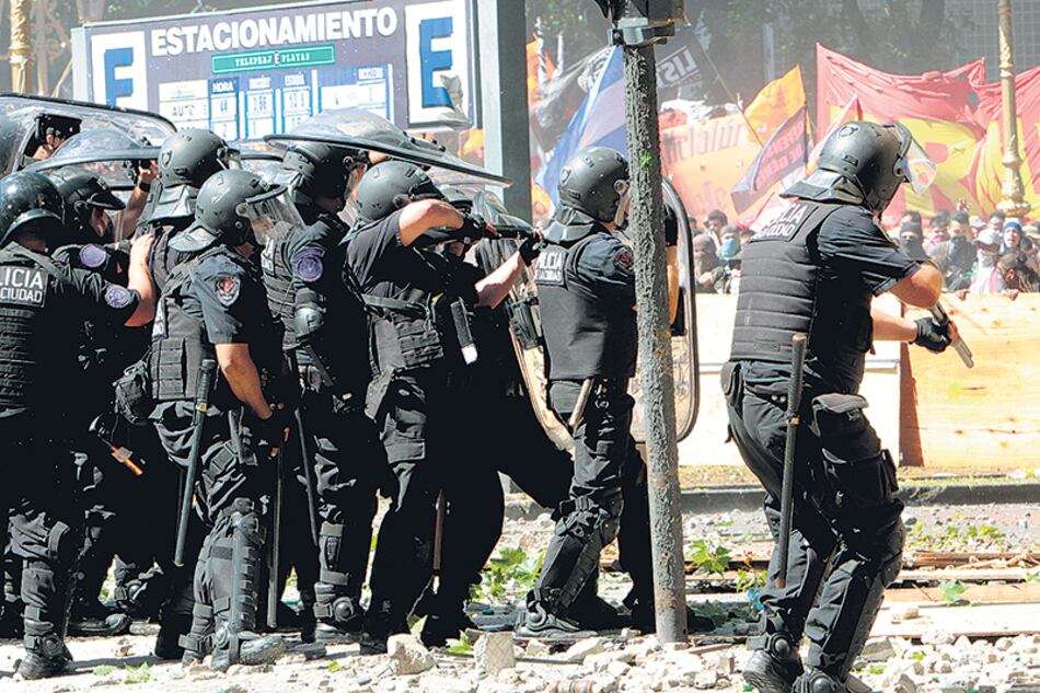 El juez Sergio Torres investiga la represión de las fuerzas de seguridad y las lesiones que sufrieron los uniformados el 18 de diciembre.