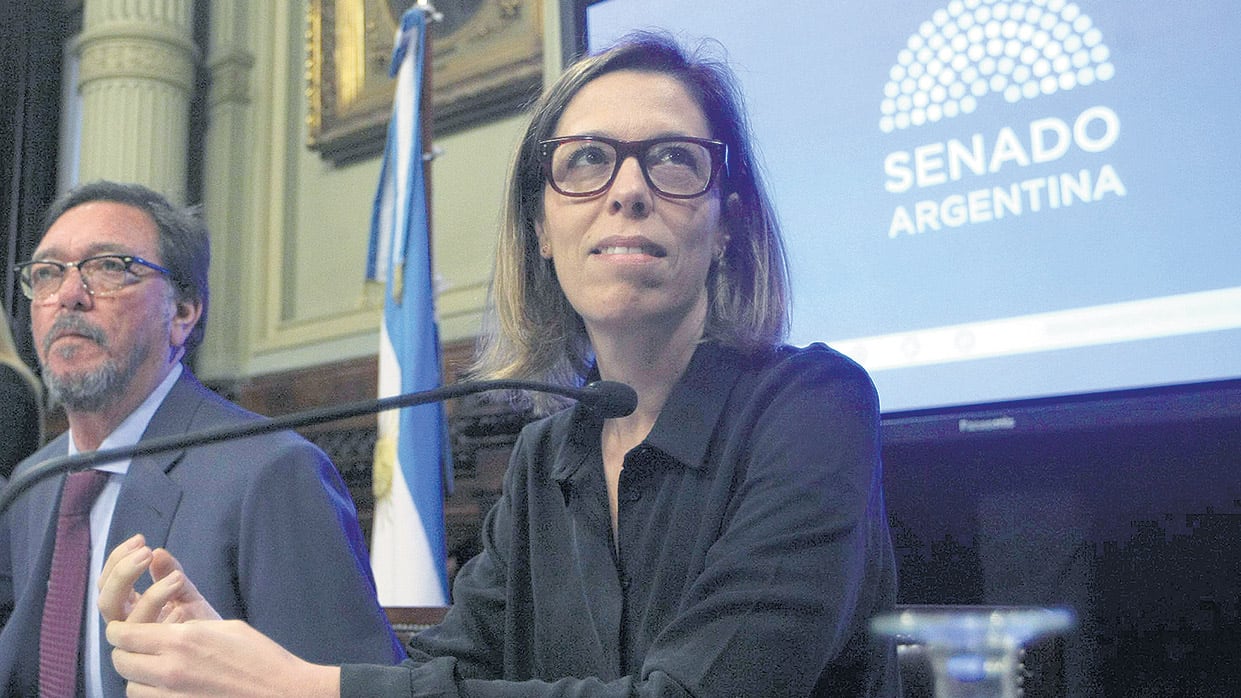 A la titular de la OA, Laura Alonso, le cuesta ver episodios de corrupción en el Gobierno.