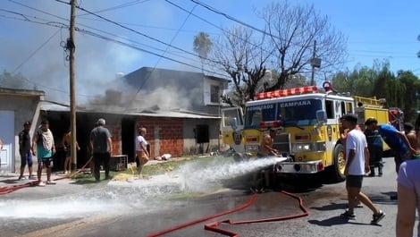 Dos dotaciones de bomberos trabajaron en el lugar. Foto: Campana Noticias