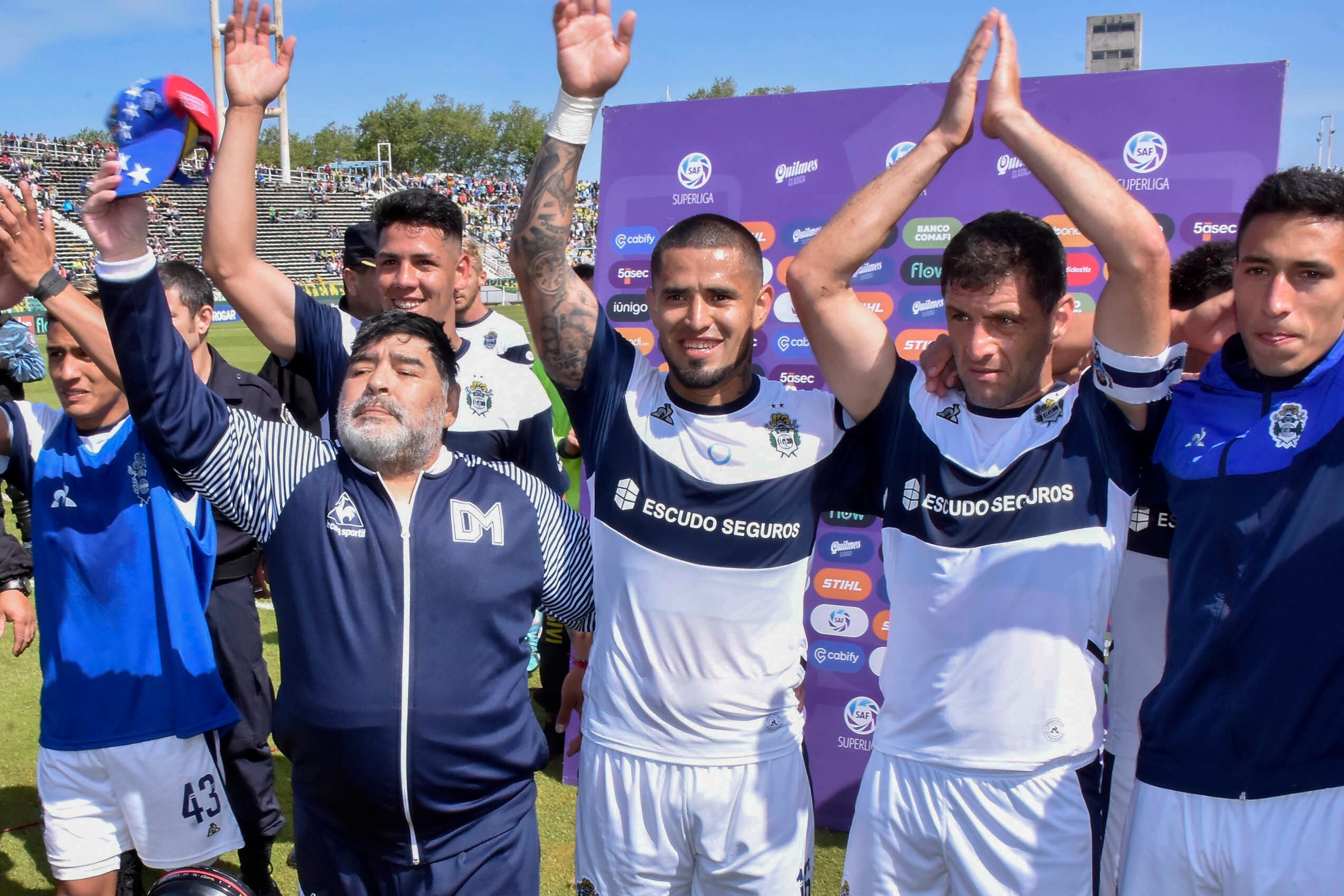 Maradona y sus jugadores festejaron el tercer triunfo consecutivo del Lobo.