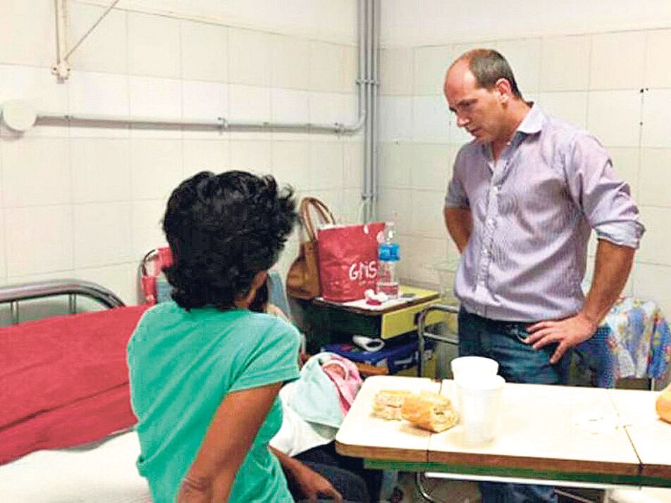 El diputado Luis Solana visitó a la niña en el hospital y se comprometió a seguir el caso judicial.