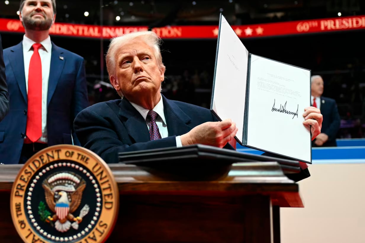 Donald Trump sostiene una carta a la ONU en la que declara la retirada de Estados Unidos de la Organización Mundial de la Salud.
