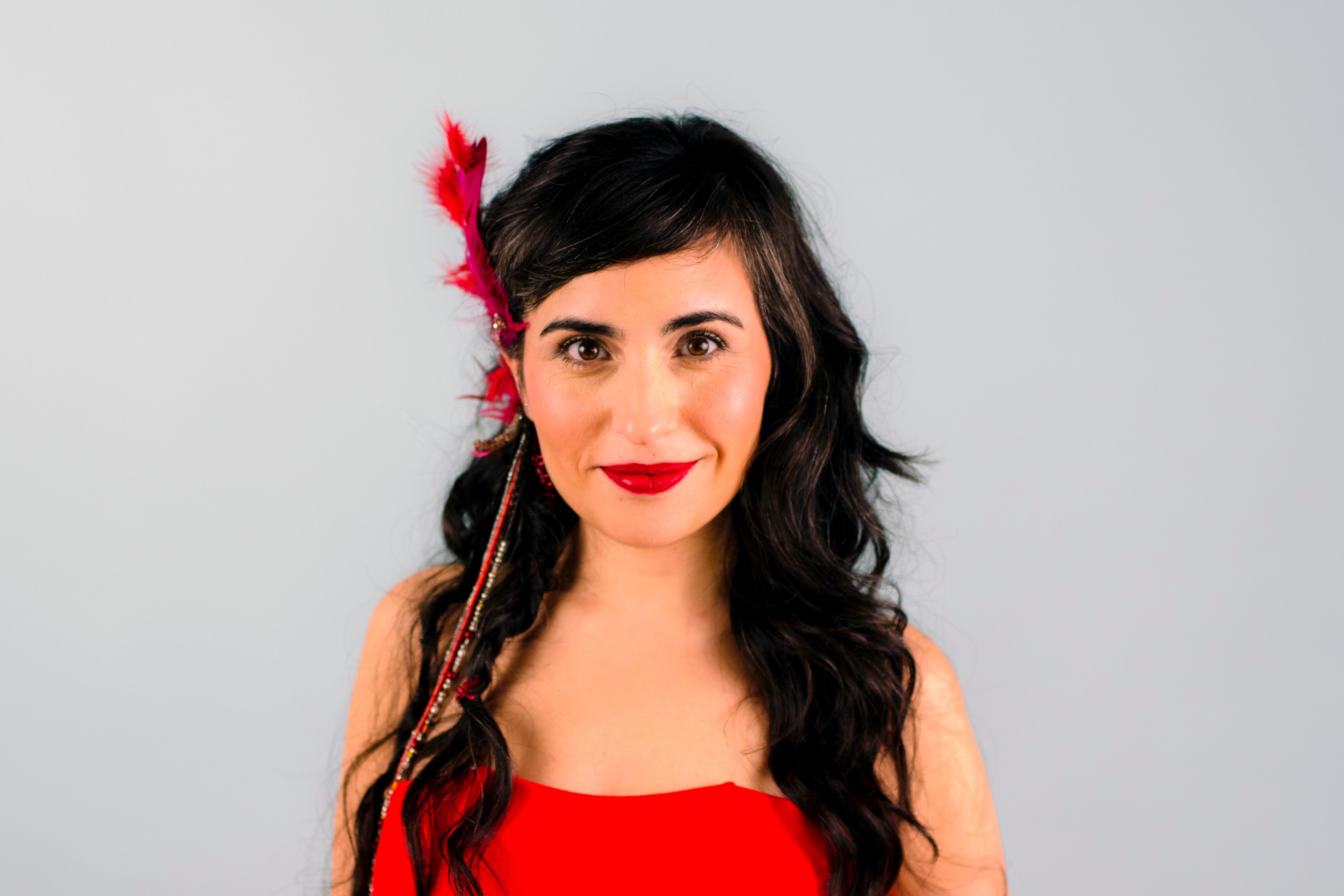 Entre homenajes a su linaje familiar y cultural, Fernández despliega una voz penetrante, poderosa y versátil