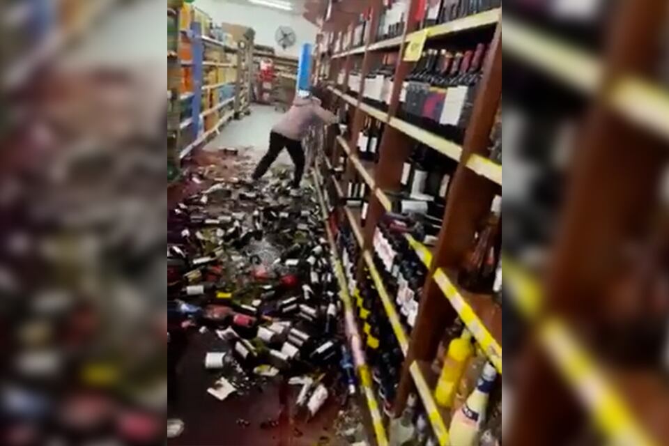 La mujer despedida enfureció y destrozó la góndola de vinos del supermercado "Apolo". Imagen: captura de video.
