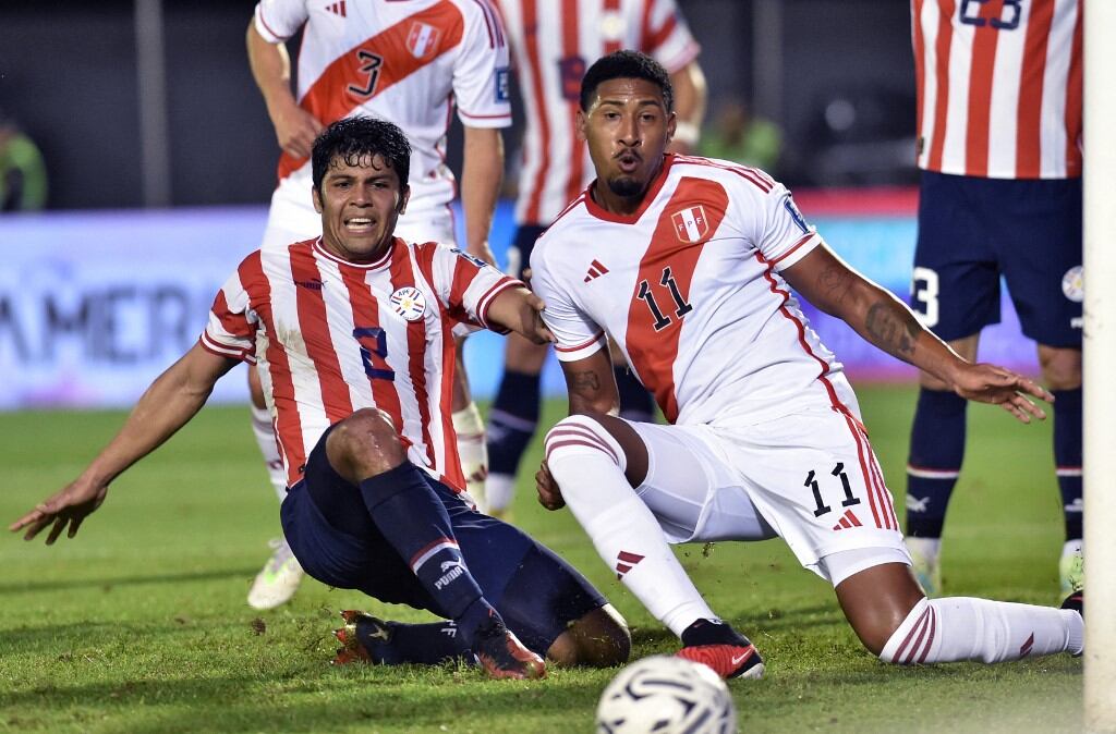 El paraguayo Robert Rojas y el peruano Jesús Castillo disputan el balón durante el choque entre ambas selecciones