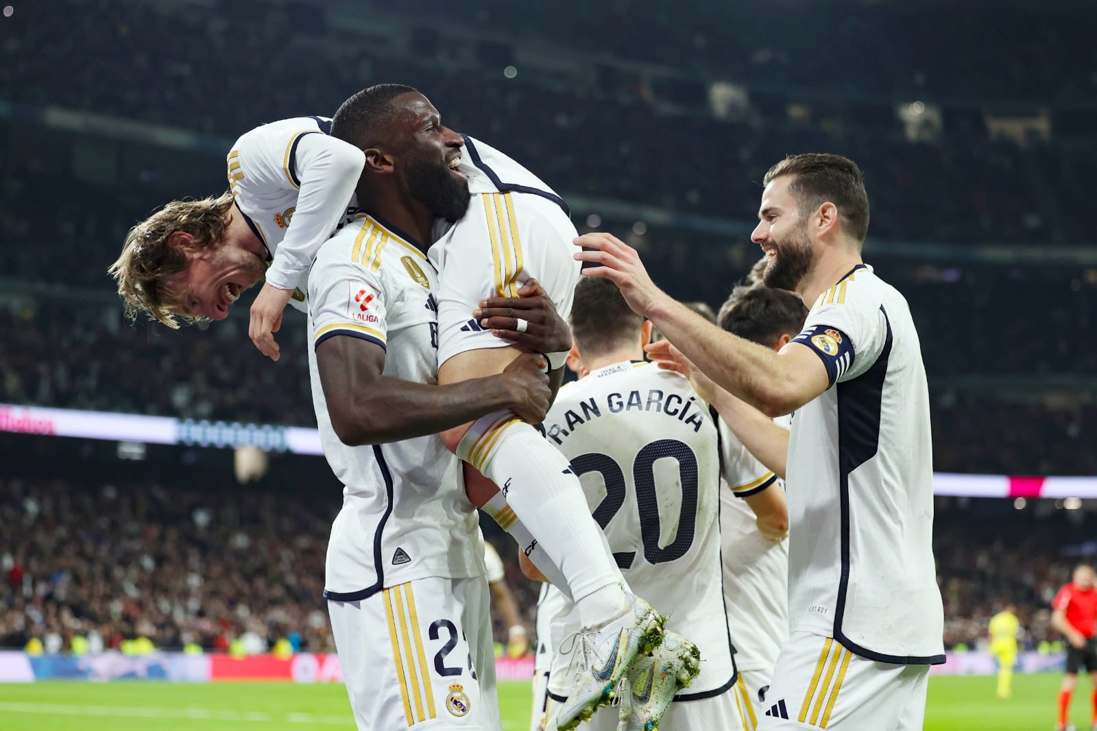 Modric recibe los saludos por su gol