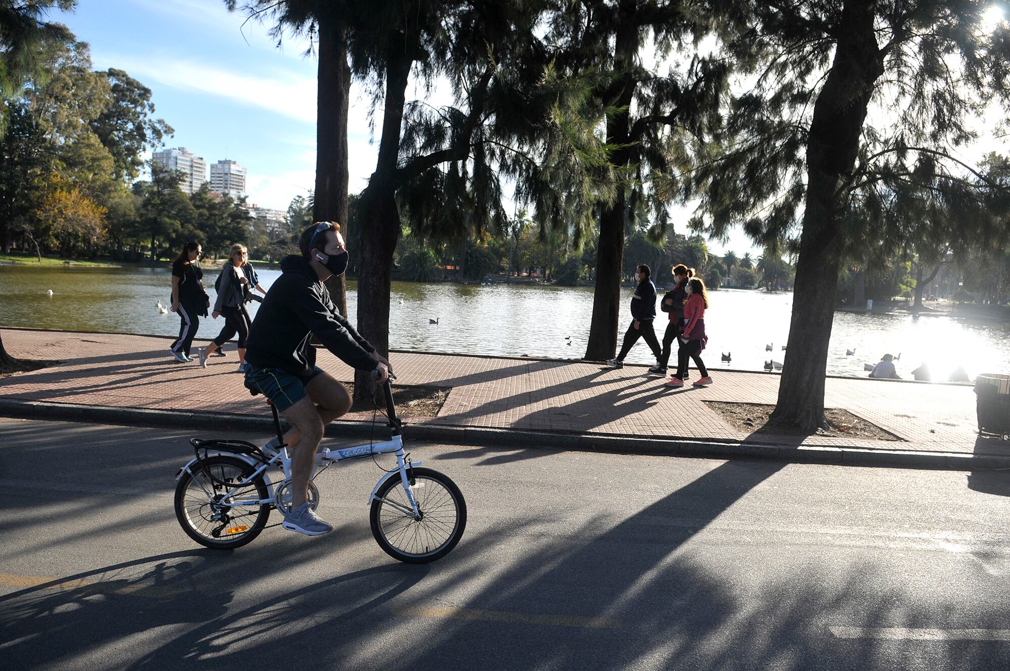 Los Lagos de Palermo, en el parque Tres de Febrero, uno de los preferidos por los ciclistas (Foto: Sandra Cartasso).