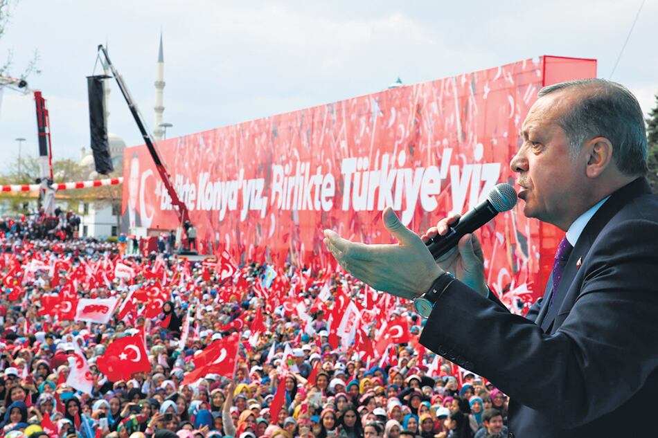 Erdogan hace campaña en favor de la reforma constitucional en Conya, Turquía.
