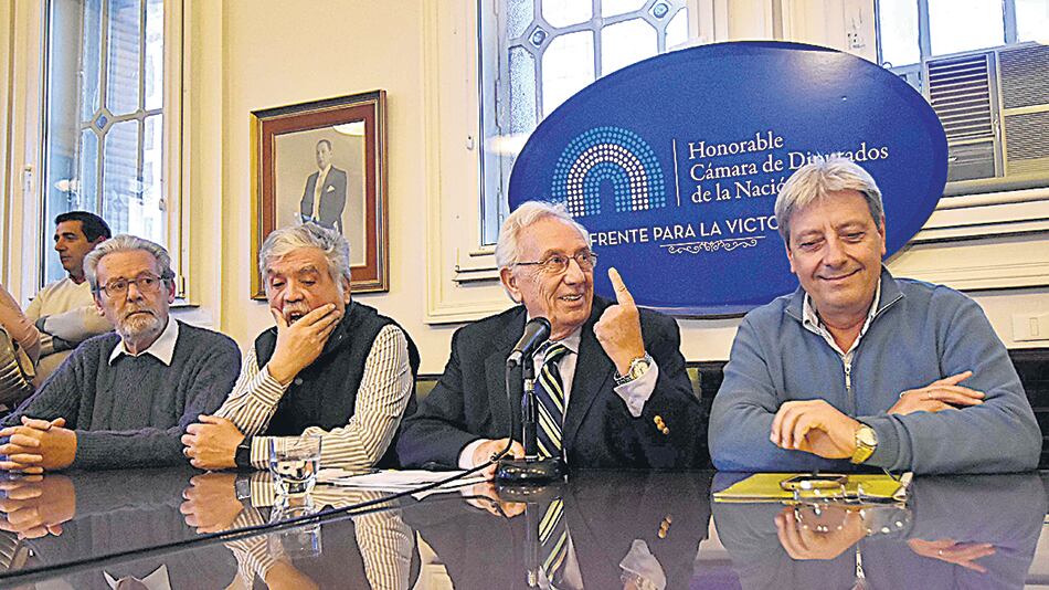 El titular del bloque, Héctor Recalde, estuvo acompañado por representantes de despedidos.