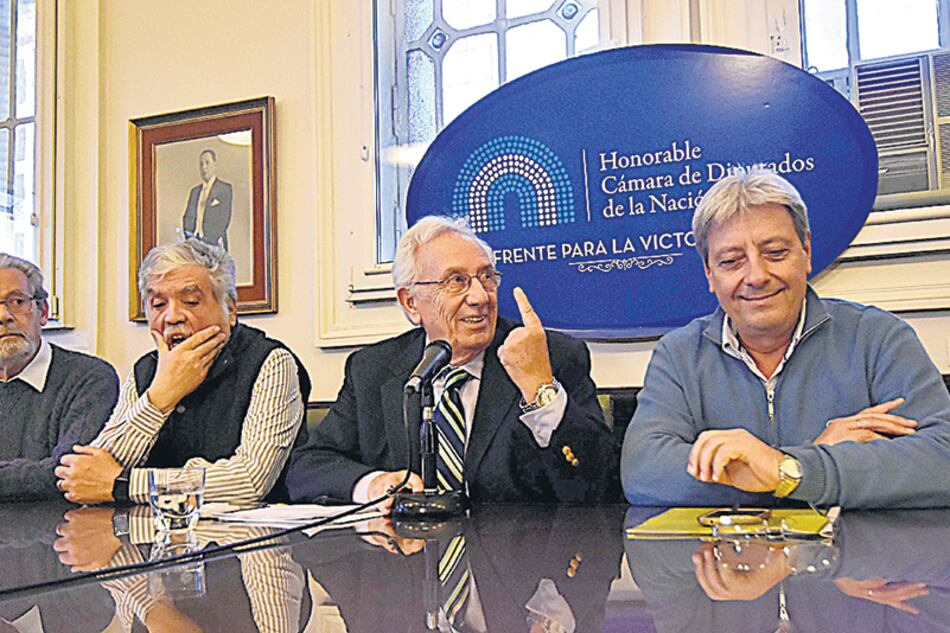 El titular del bloque, Héctor Recalde, estuvo acompañado por representantes de despedidos.