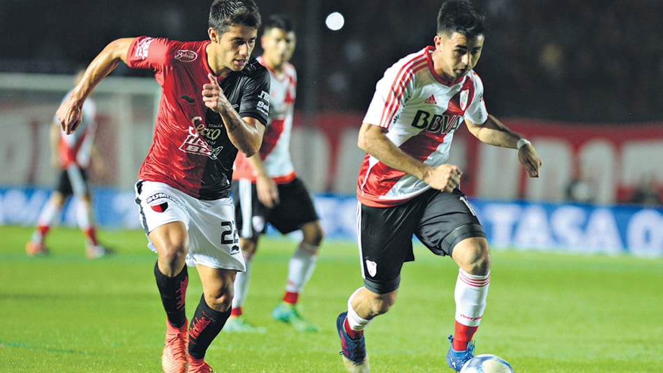Torres quiere la pelota que se lleva el Pity Martínez, uno de los pocos titulares que alineó Gallardo en el Cementerio de los Elefantes.