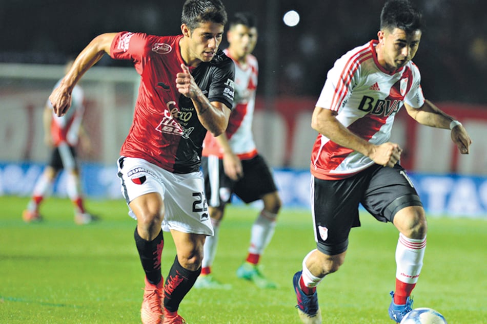 Torres quiere la pelota que se lleva el Pity Martínez, uno de los pocos titulares que alineó Gallardo en el Cementerio de los Elefantes.