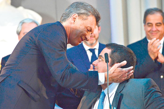 Mauricio Macri y el ministro de Trabajo, Jorge Triaca, les entregaron a las cámaras empresarias cambios a la ley de ART a medida de sus reclamos.