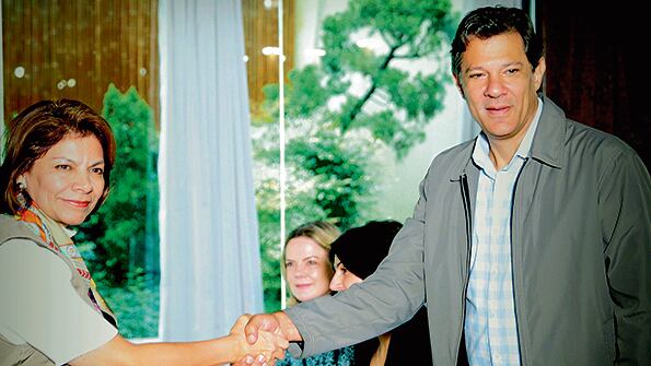 La jefa de misión de la OEA, Laura Chinchilla, saluda a Fernando Haddad durante la reunión que mantuvieron en San Pablo.