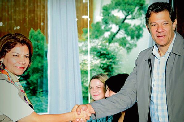 La jefa de misión de la OEA, Laura Chinchilla, saluda a Fernando Haddad durante la reunión que mantuvieron en San Pablo.