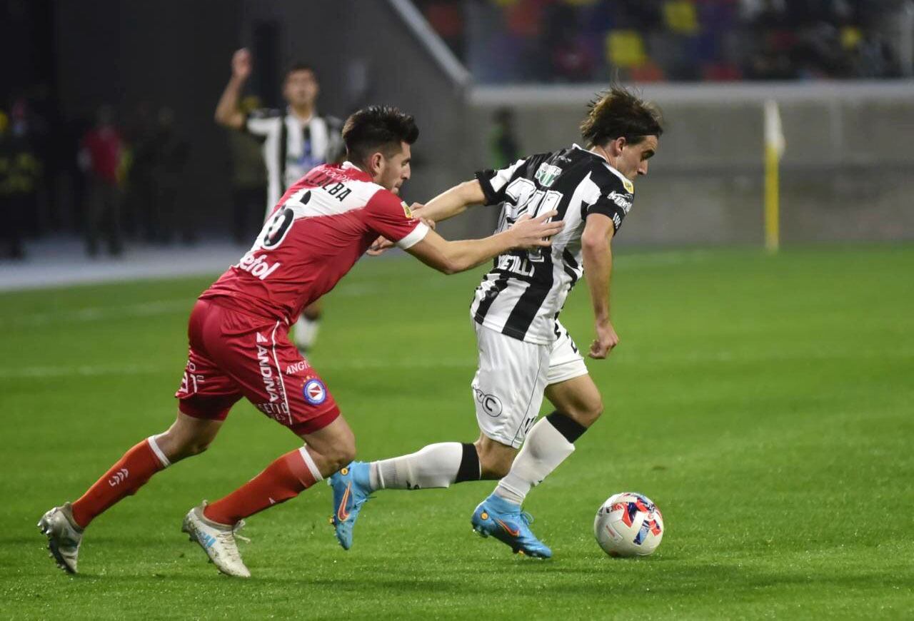 González Metilli es perseguido por Villalba, pero el que ganó fue el Bicho