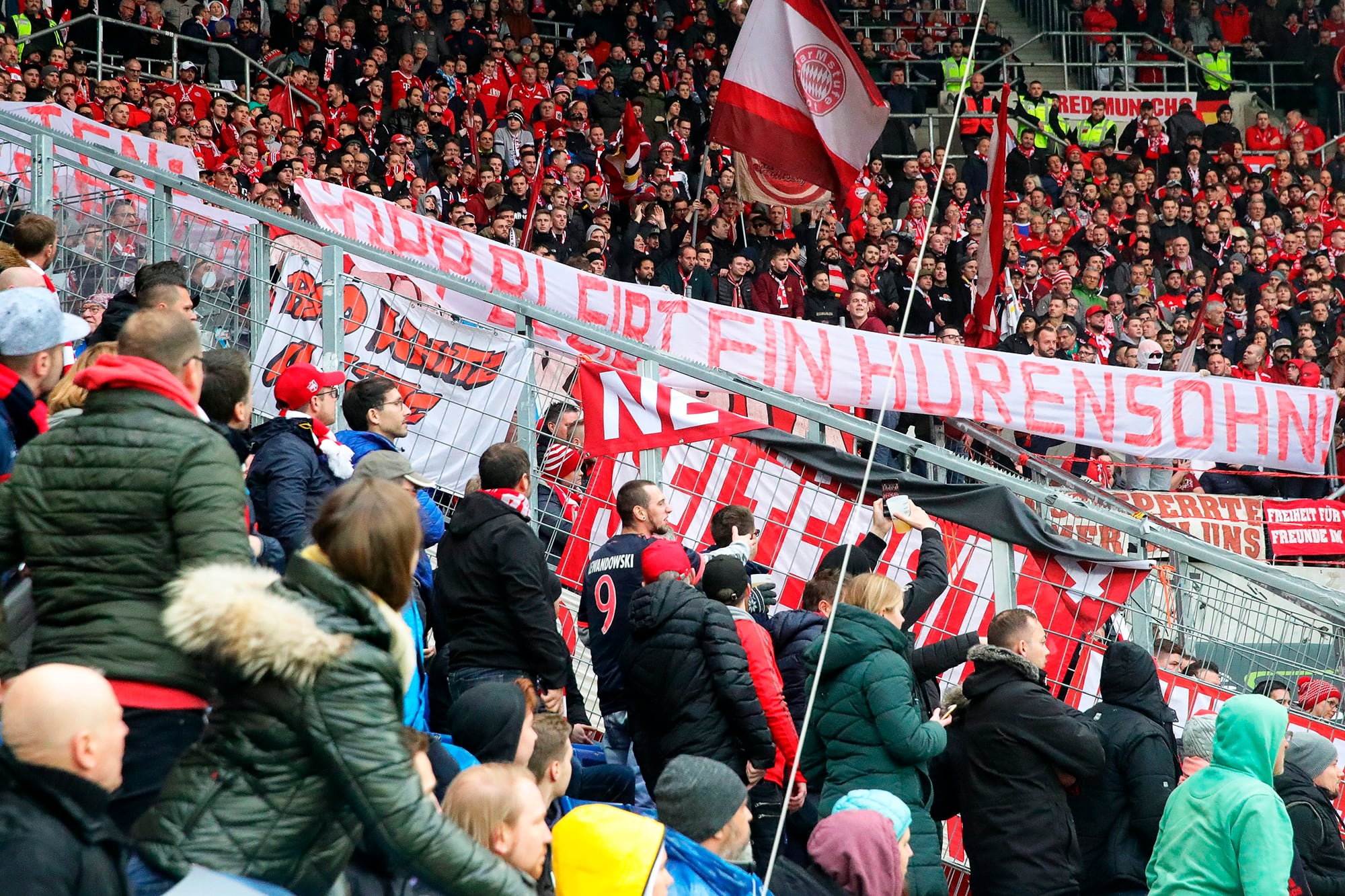 La bandera contra Hopp, el dirigente que quiere cambiar las leyes de la Bundesliga.