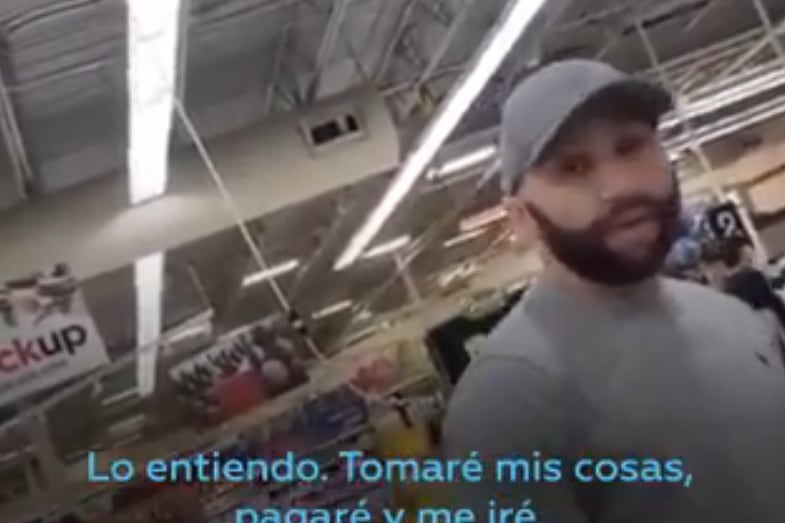El oficial Keung al ser interceptado por una mujer mientras hacía compras.