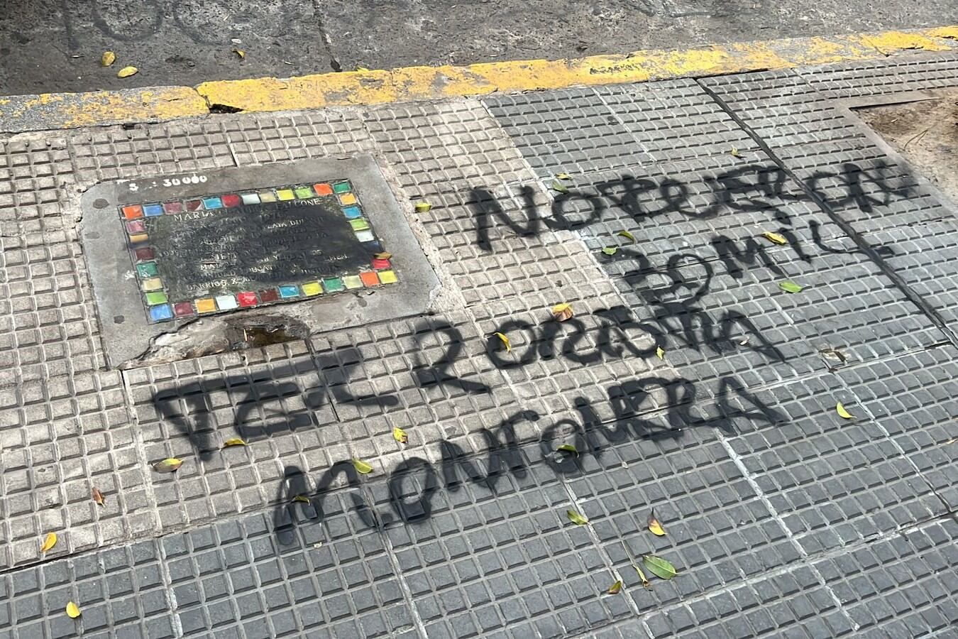 Seguidores de Javier Milei mancharon las placas de los desaparecidos frente al colegio porteño Carlos Pellegrini.