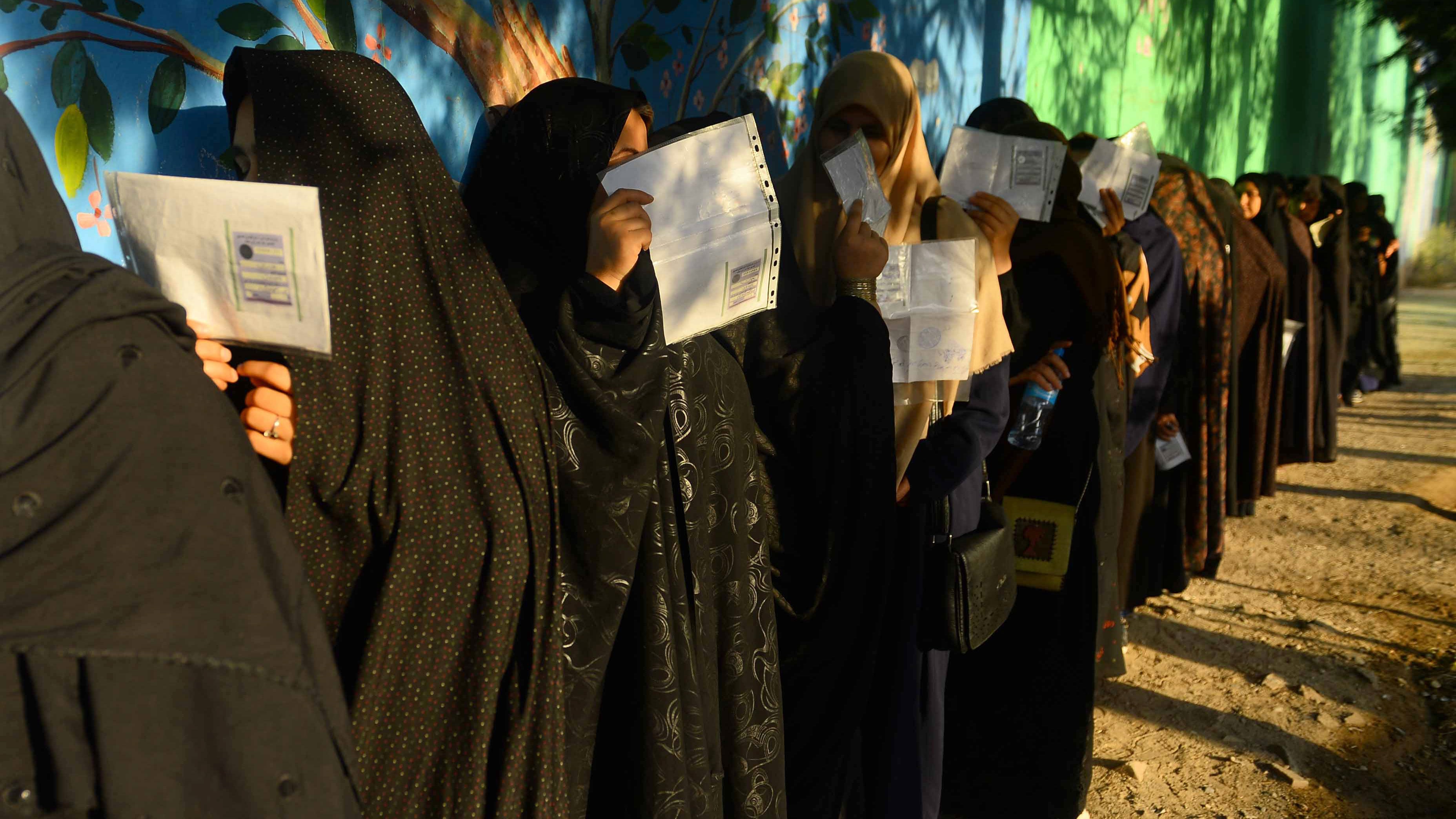 Mujeres haciendo fila par votar en Herat, Afganistán