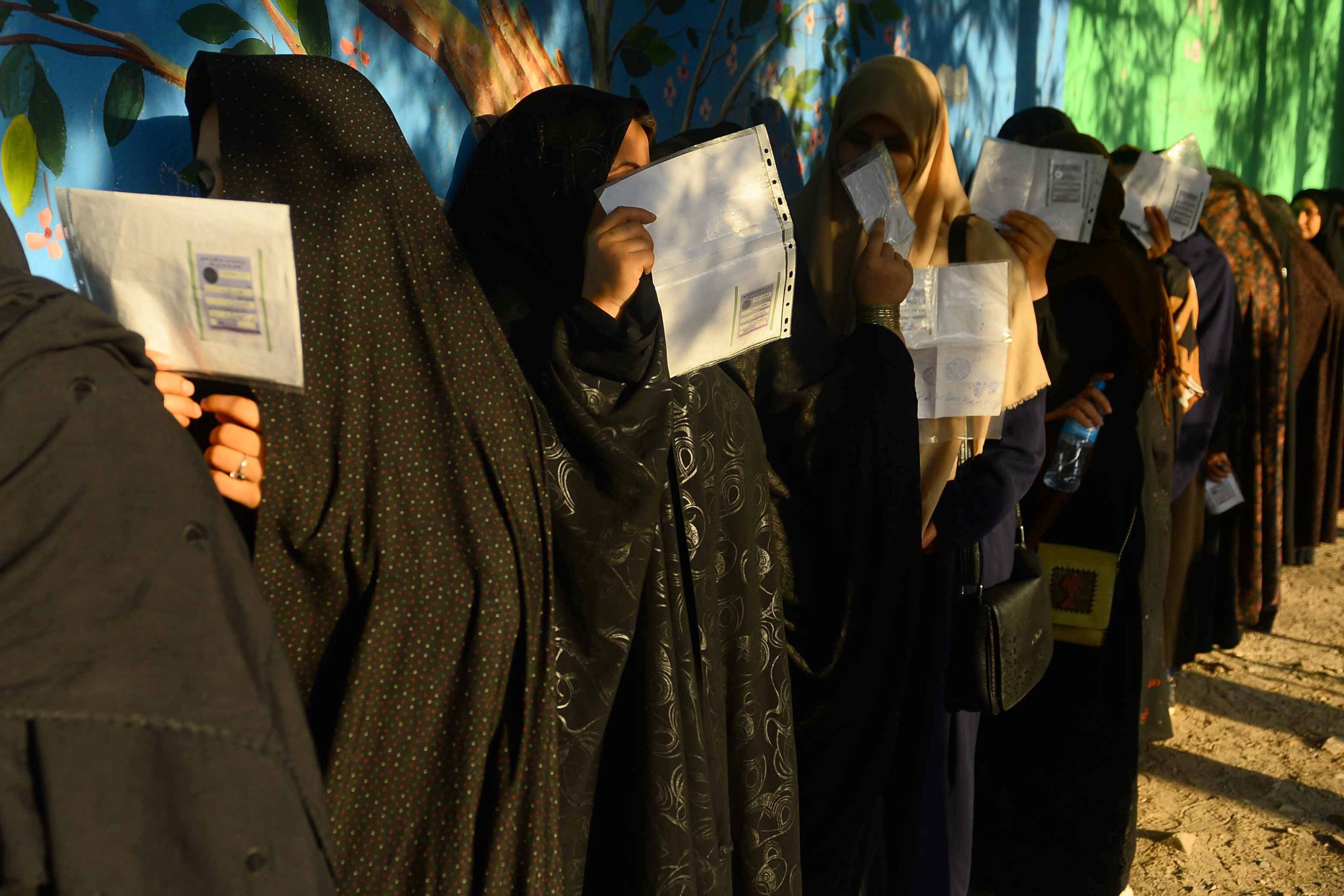 Mujeres haciendo fila par votar en Herat, Afganistán