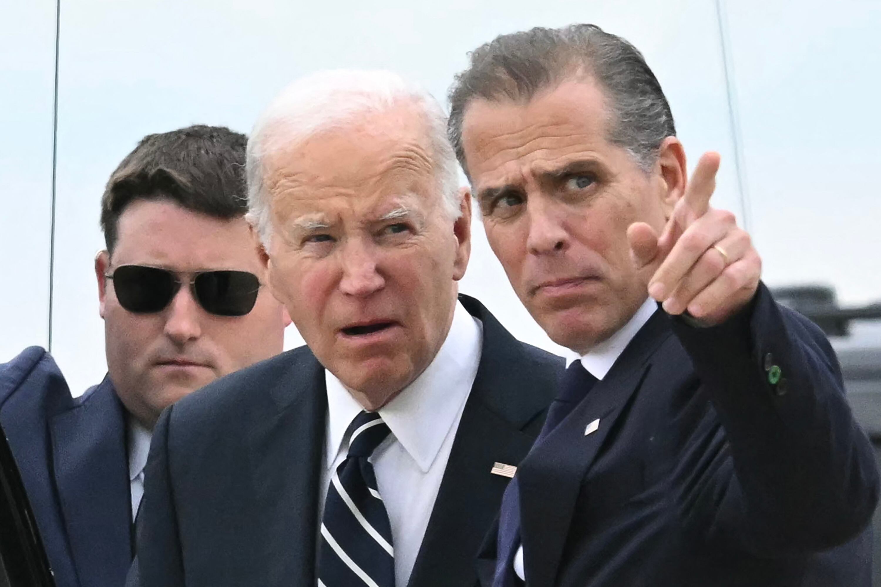 Hunter Biden (der.) junto a su padre Joe horas antes de recibir el fallo.