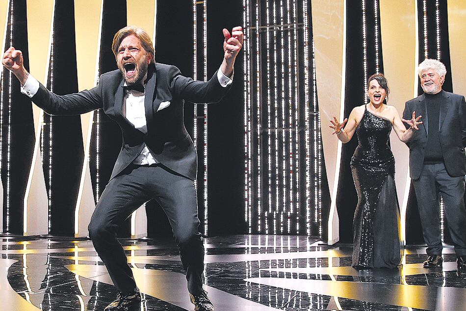 El sueco Ruben Östlund festeja su Palma de Oro ante la mirada cómplice de Juliette Binoche y Pedro Almodóvar.