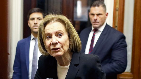 La jueza Weimberg de Roca, al ingresar a la audiencia en el Senado.