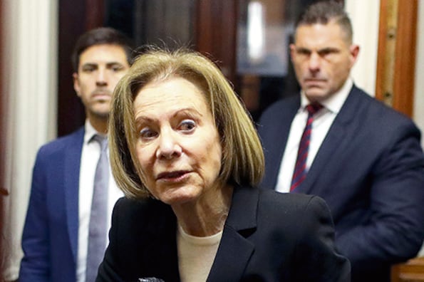 La jueza Weimberg de Roca, al ingresar a la audiencia en el Senado.