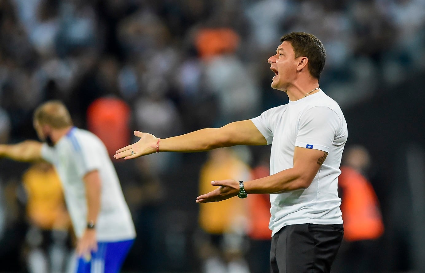 Sebastián Battaglia da indicaciones durante la caída ante Corinthians