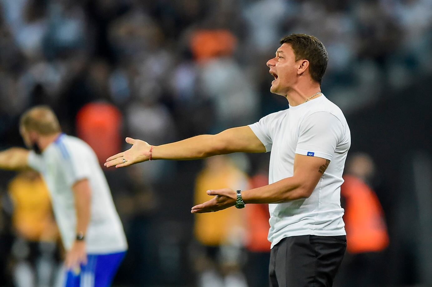Sebastián Battaglia da indicaciones durante la caída ante Corinthians