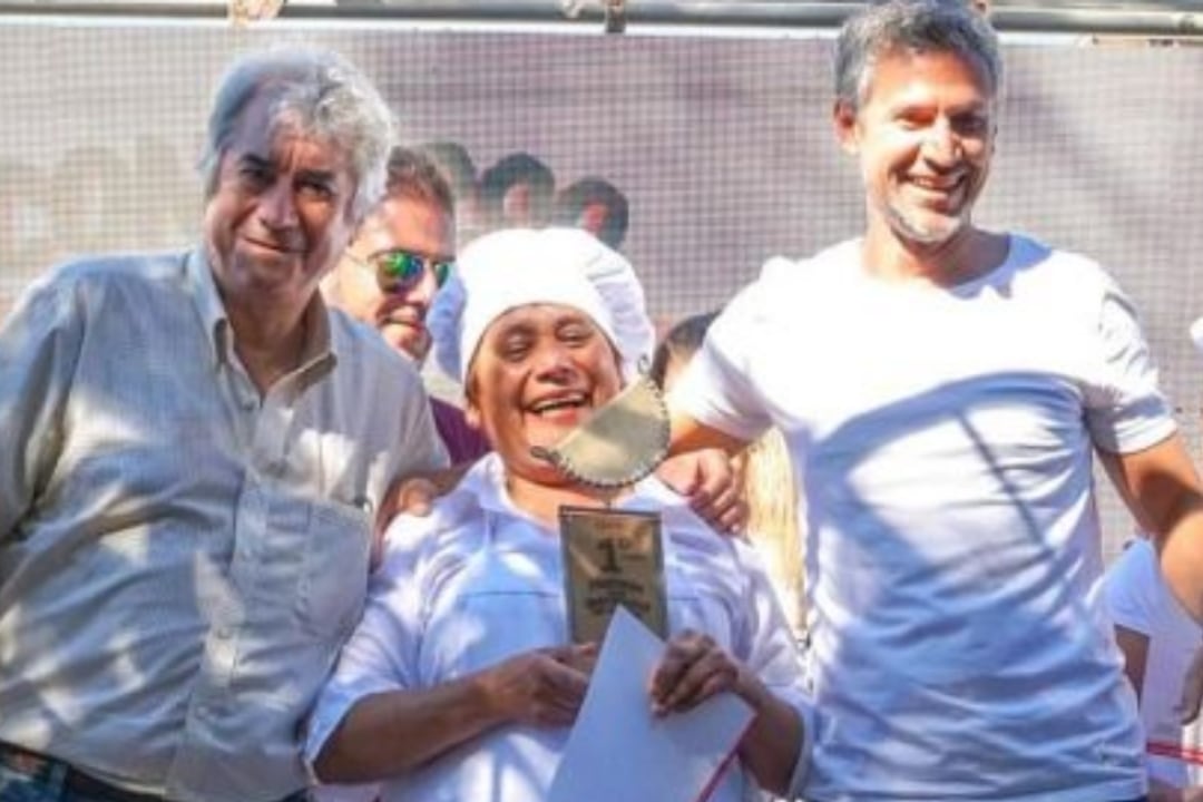 Norma Ruiz recibiendo su premio a la mejor empanadera