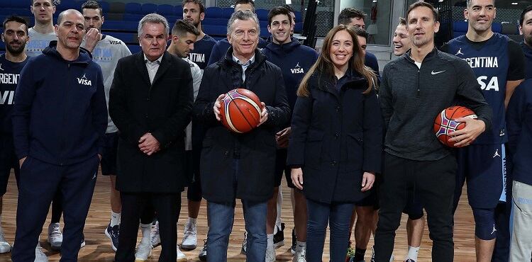 La foto difundida por Presidencia, en la que recortaron a Susbielles.  