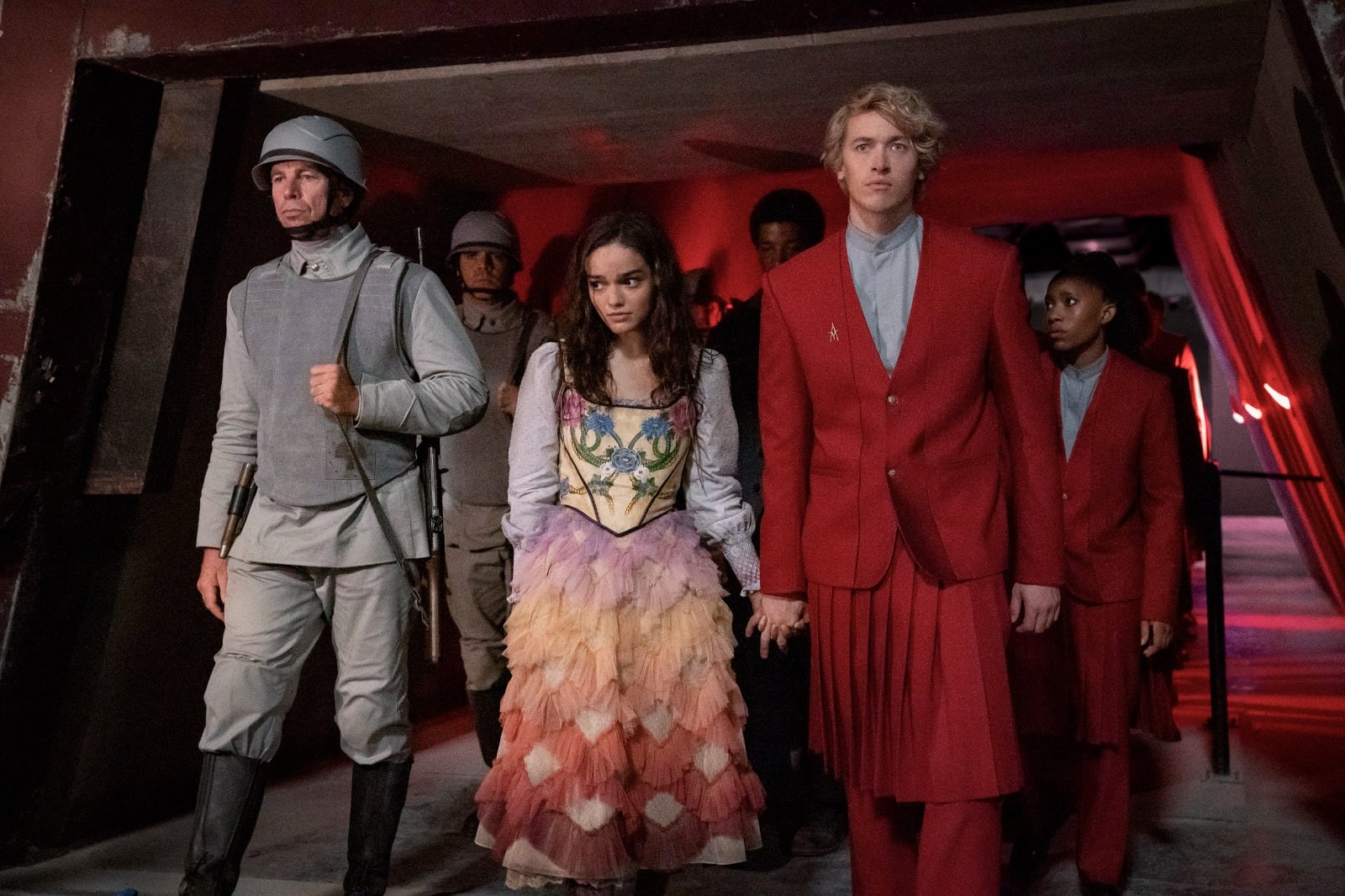 Lucy Gray (Rachel Zegler) y el joven Corolianus Snow (Tom Blyth), pareja central del film.