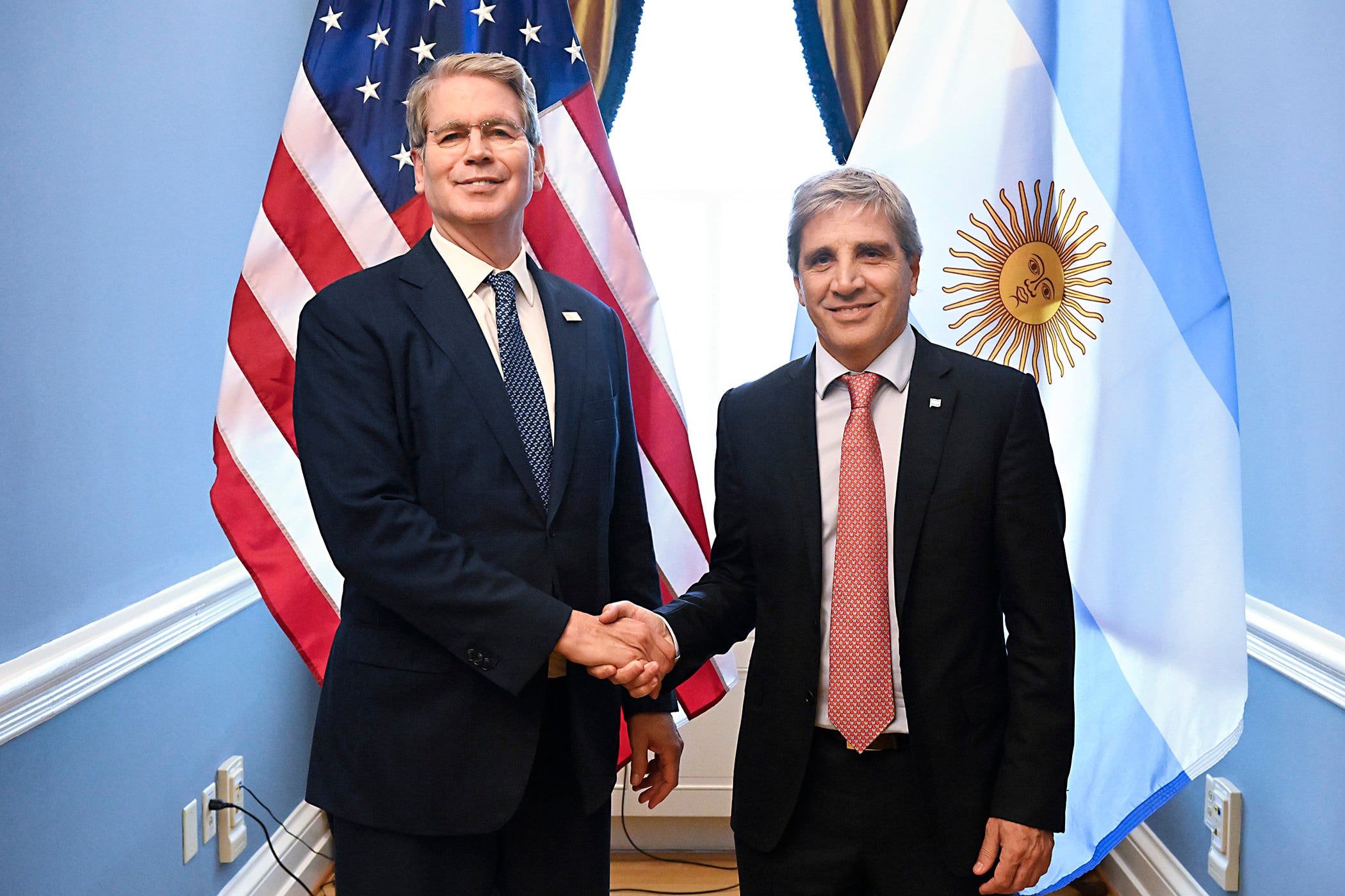 Scott Bessent, secretario del Tesoro de EE.UU. Luis Caputo, ministro. ¿Traspaso del timón?