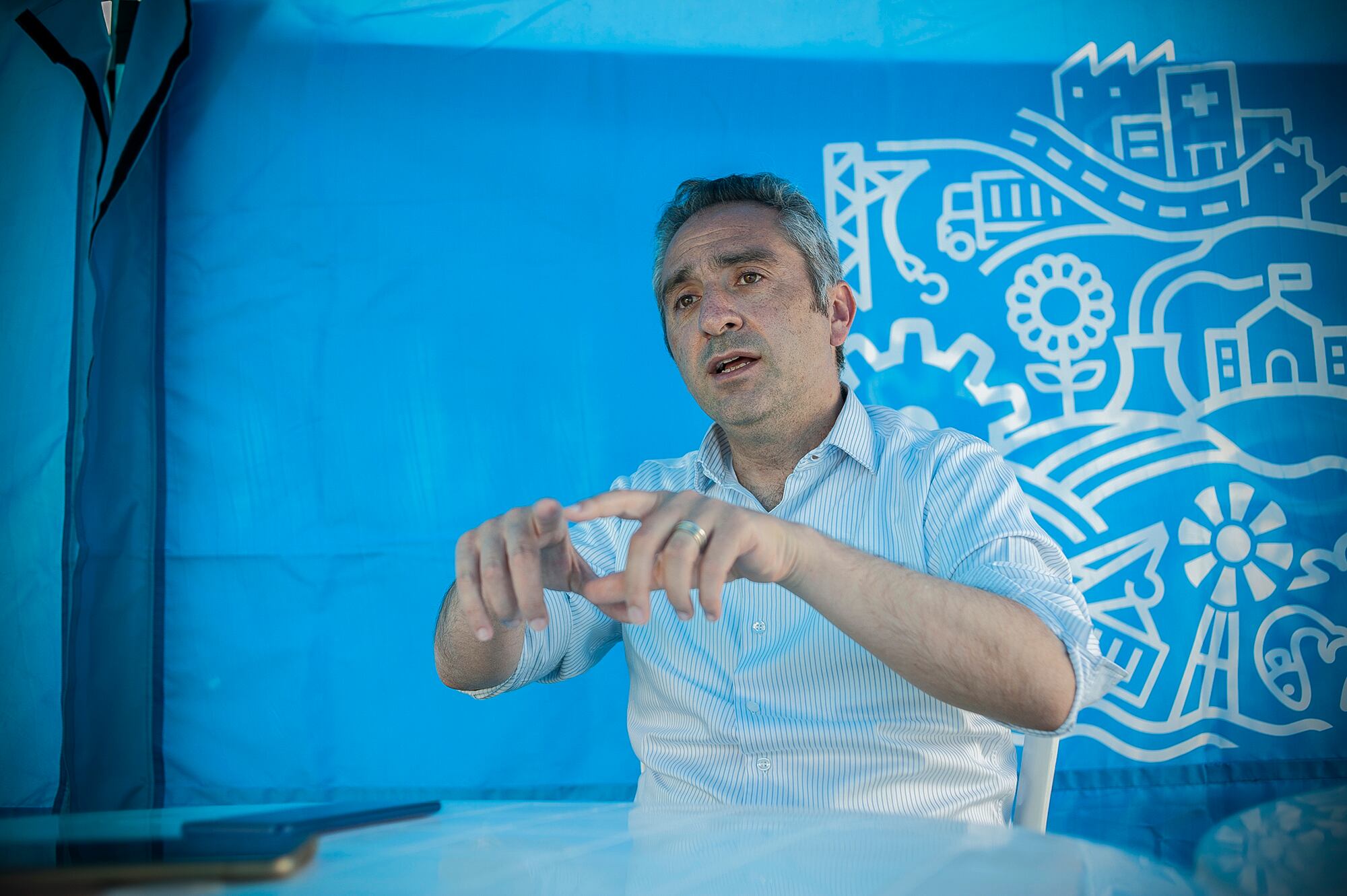 "Nadie niega la recuperación, la cuestión es cómo se reparte", dijo Larroque