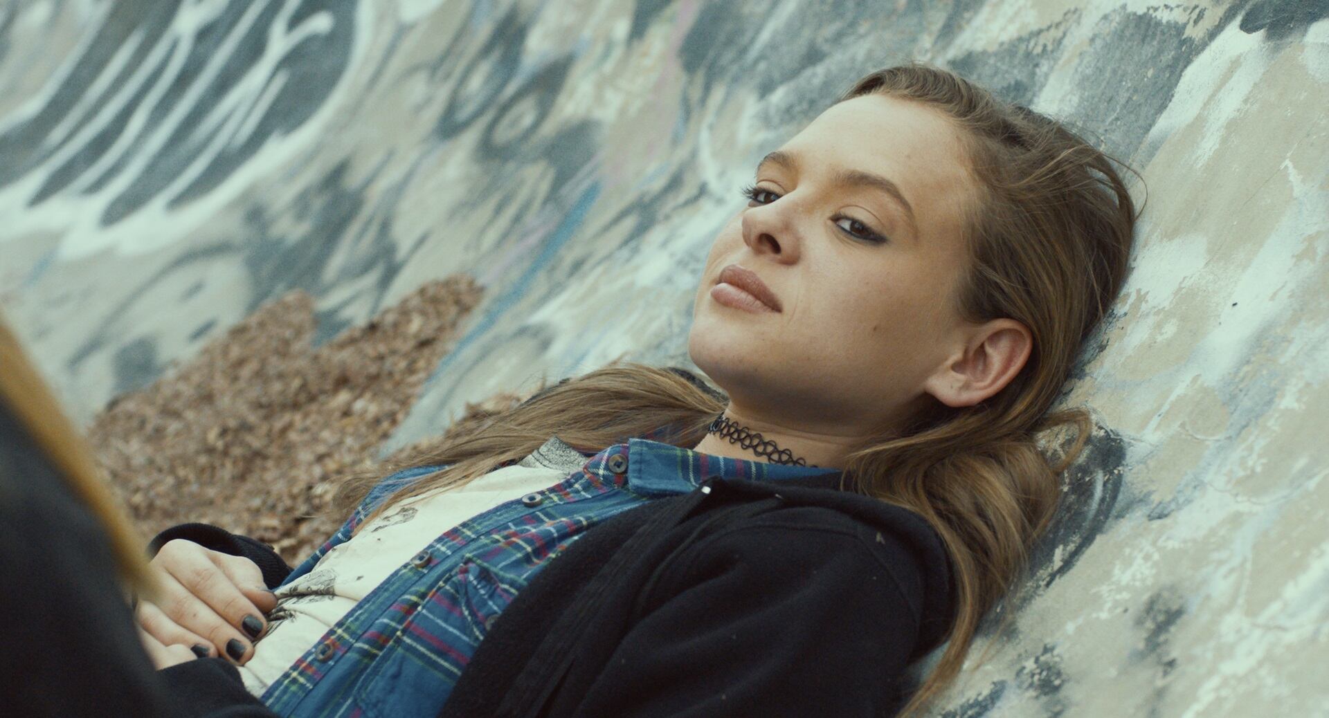 Vika (Shira Haas) practica con un skate, sale con su mejor amiga y coquetea con los chicos del barrio.