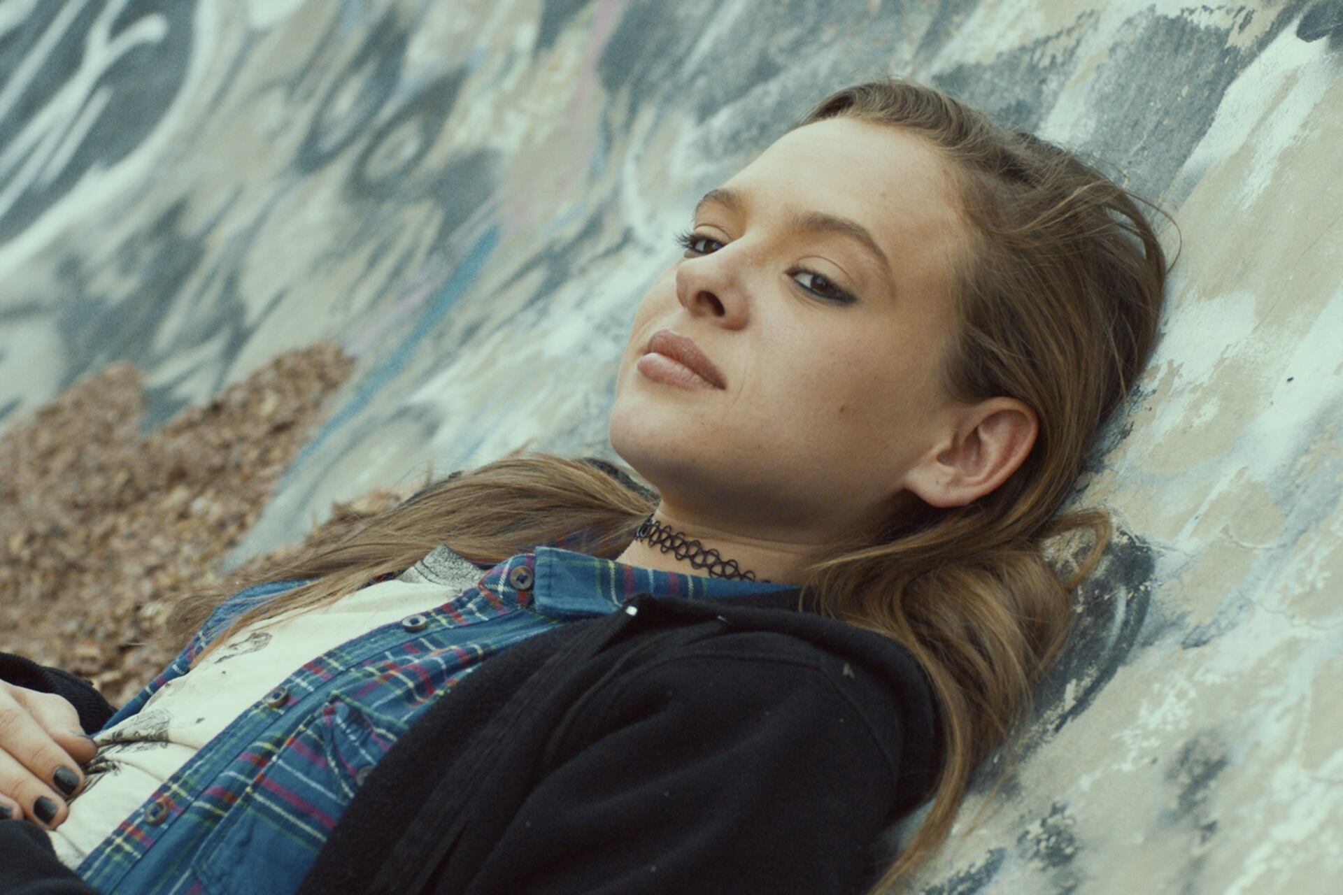 Vika (Shira Haas) practica con un skate, sale con su mejor amiga y coquetea con los chicos del barrio.