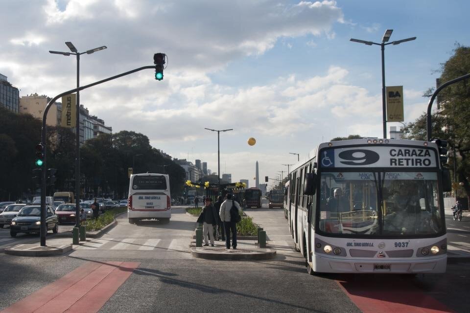 Los colectivos tendrán el jueves y el viernes la frecuencia de circulación de día feriado, propia de los días domingo. Imagen: NA.