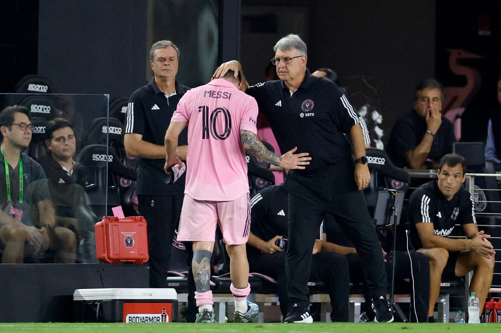 El momento del saludo de Martino con Messi cuando lo tuvo que reemplazar