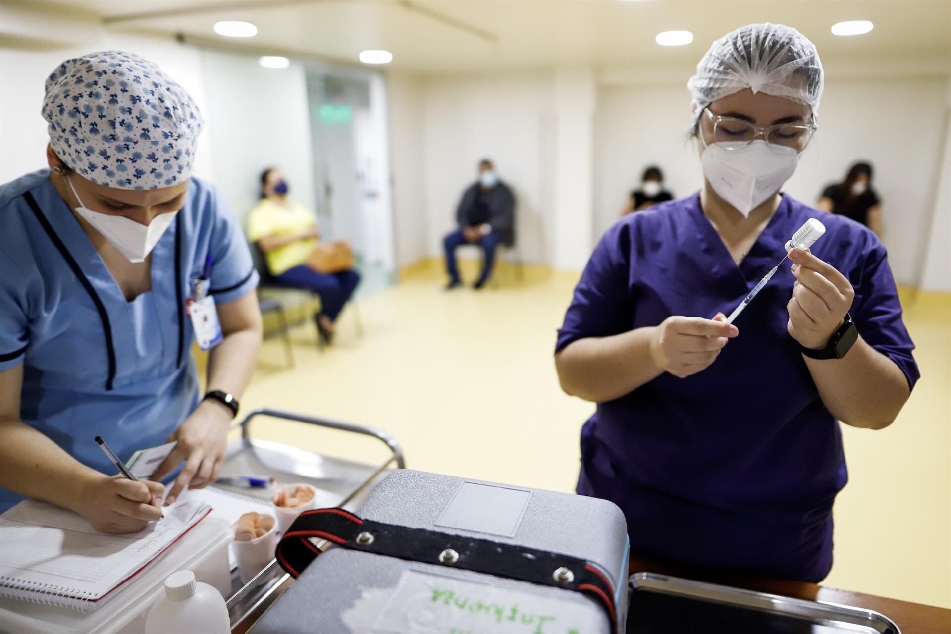 "Las vacunas son quizás una luz al final del túnel, pero no podemos dejarnos cegar por esta luz", advirtió Hans Kluge, director para Europa de la OMS.