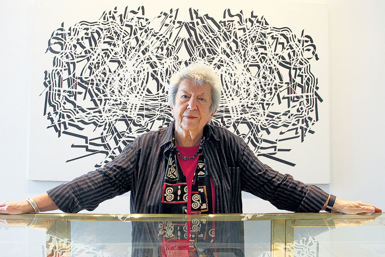 Molloy está radicada en los Estados Unidos, donde ha sido catedrática de distintas universidades.