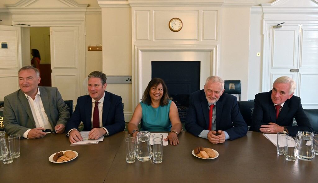 Jeremy Corbyn (segundo a la derecha), acompañado por Nick Brown, el ministro del Brexit, Keir Starmer, la líder d ela Cámara de los Comunes Valerie Vaz, y  John McDonnell, durante la reunión de la jornada en Portcullis House, Londres. 