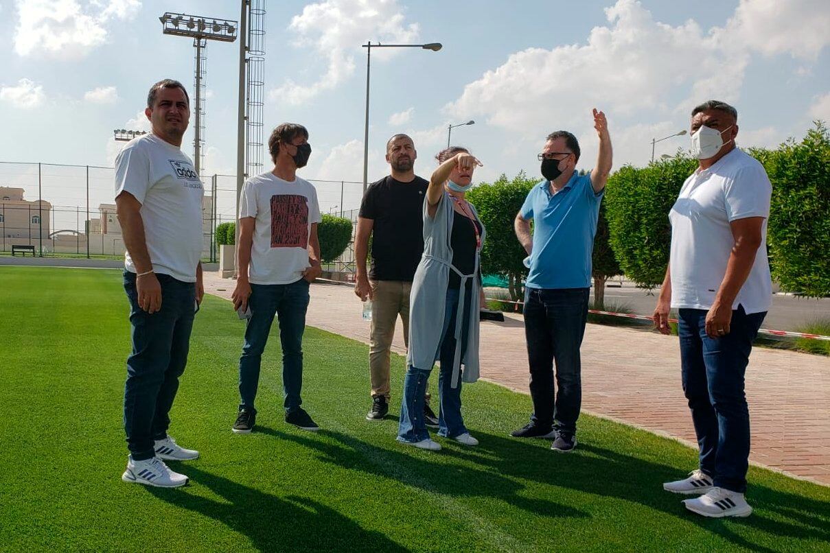 La comitiva en Qatar encabezada por Chiqui Tapia (derecha)