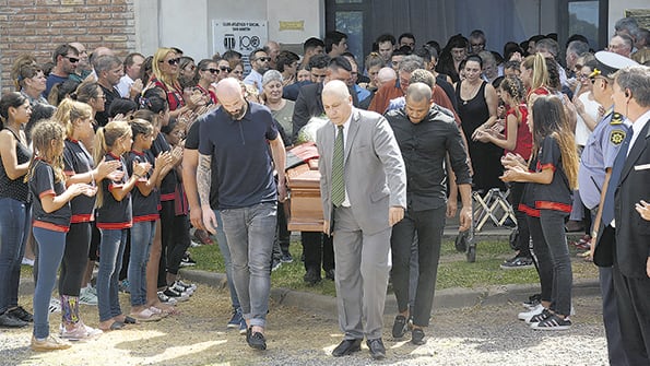 El momento en que el ataúd con los restos de Emiliano Sala sale del club San Martín, en Progreso.